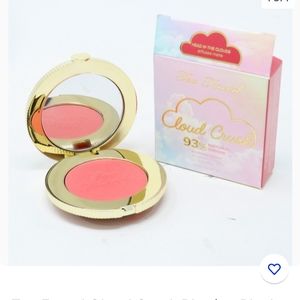 TOO FACED CLOUD CRUSH BLURRING BLUSH : HEAD IN THE CLOUDS
